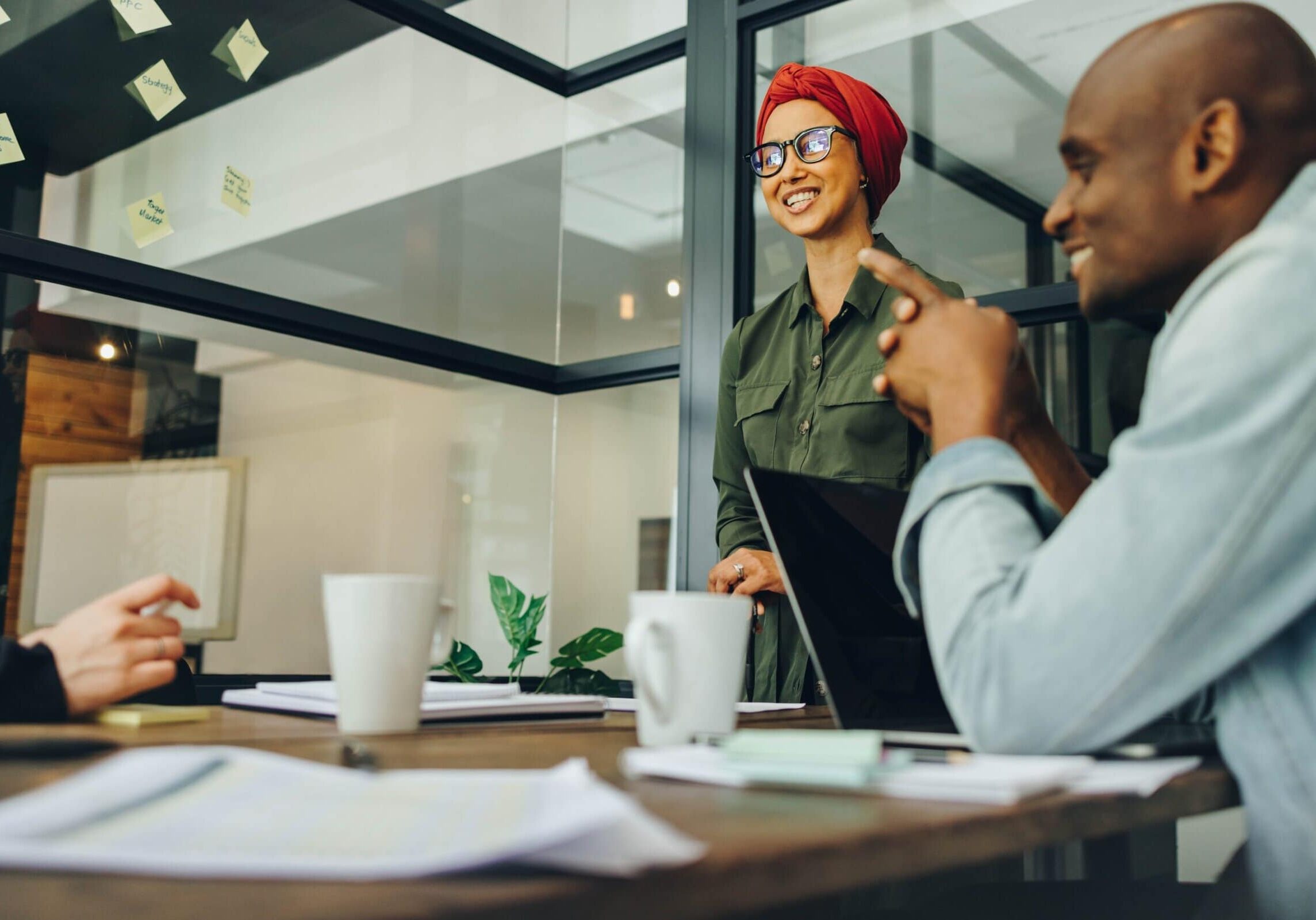 Smiling,Businesswoman,Leading,A,Meeting,With,Her,Colleagues,In,A